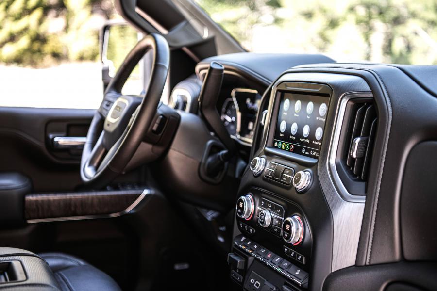 Интерьер GMC Sierra 2500 HD Denali Crew Cab 2019 года  (фото 20 из 40)
